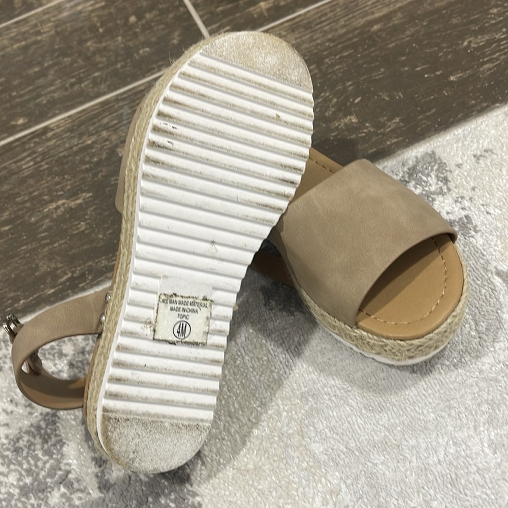Excellent condition sandals. - Picture 3 of 3